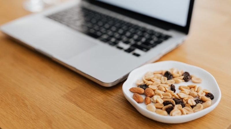 5 przepisów na zdrowe przekąski do pracy dla kobiet