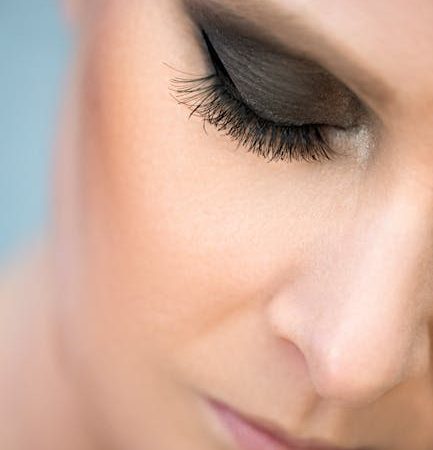 Smokey eyes krok po kroku – makijaż oczu dla początkujących