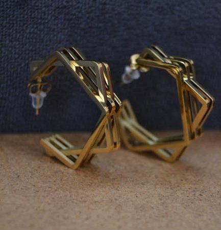 Najmodniejsze kolczyki 2026 – trendy, ceny i inspiracje