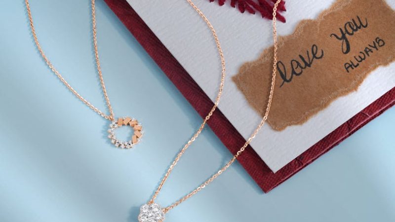 Top 10 oryginalnych prezentów biżuteryjnych dla niej 2026