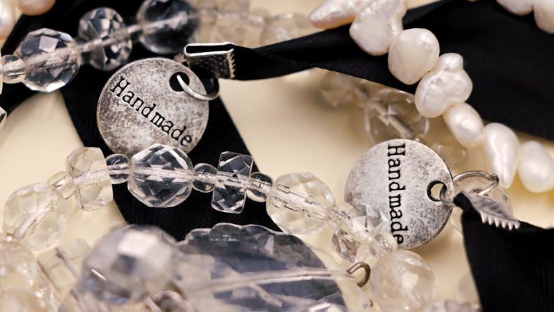 Biżuteria ręcznie robiona vs masowa – co wybrać na co dzień?